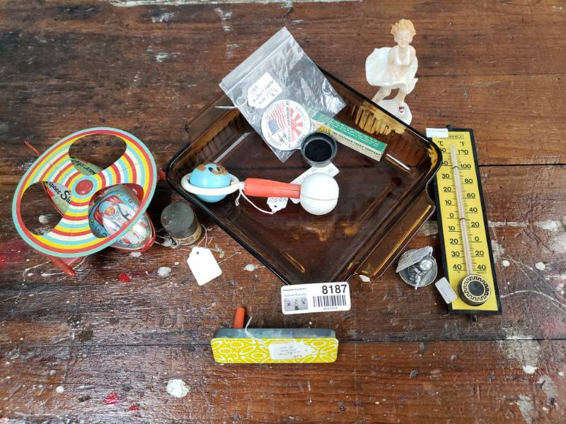 lot 8187 image: Lot of Vintage Nic Nacs