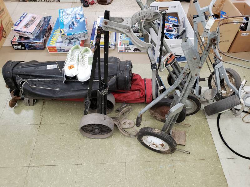 lot 8196 image: Lot of Golf Accesories and Equiptment