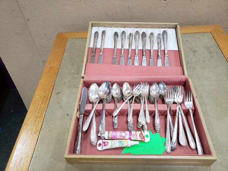 lot 8226 image: Lot of Silver Plated Silverware