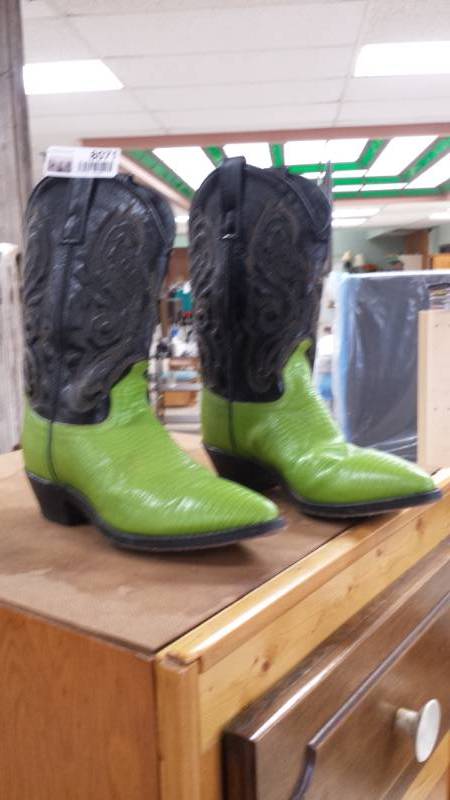 lot 8071 image: Green and Black Leather Boots