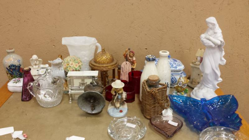 lot 8078 image: Lot of Vintage Glassware Figureines and More