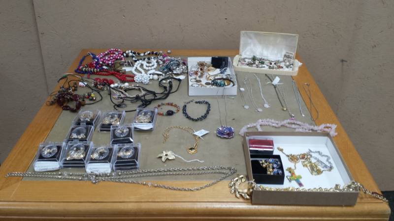 lot 8080 image: Lot of Costume Jewelry