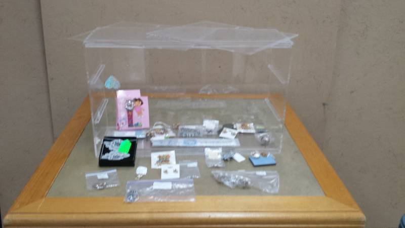 lot 8083 image: Lot of Quality Jewelry and Display Case