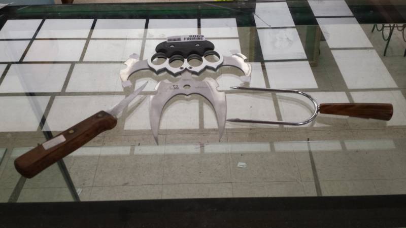 lot 8089 image: Lot of Handheld Weaponry