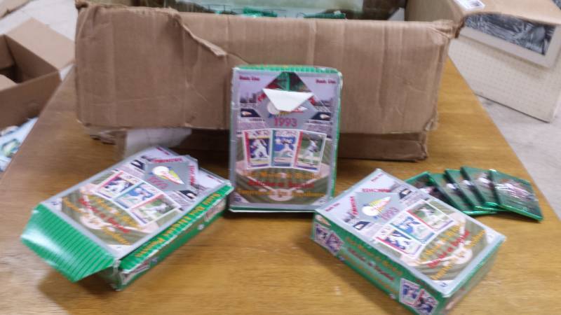 lot 8120 image: Lot of Baseball Cards
