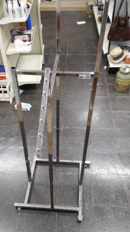 lot 8233 image: Metal Clothing Rack