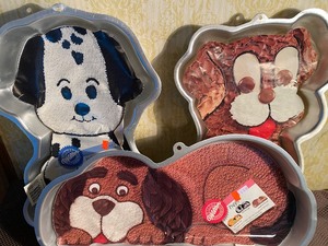 lot 113 image: Cake Pans - Dogs 86, 93, 91