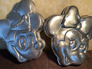 lot 115 image: Cake Pans - Mickey & Minnie