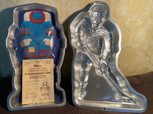 lot 118 image: Cake Pans - Spaceman 78 and Hockey Player 98