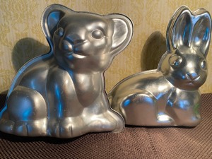 lot 119 image: Cake Pans - 1970s Lion Cub and Bunny