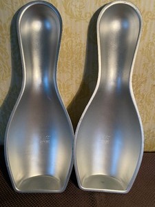 lot 121 image: Cake Pans - Bowling Pins 72