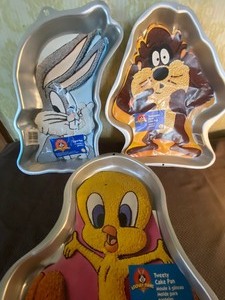 lot 122 image: Cake Pans - Bugs Bunny 01, Tasmanian Devil 05 and Tweety Bird 98