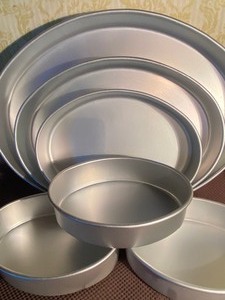 lot 129 image: Cake Pans - Oval, Largest is 16
