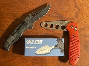 lot 164 image: Pocket Knives and an Urban Pal