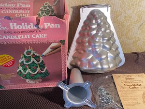 lot 181 image: Wilton Holiday Pan, 3-D Tree w Instruction Book