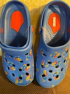 lot 196 image: KU Fan Clogs, Size 7, New