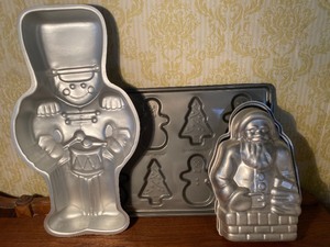 lot 218 image: Cookie and Cake Pans - Soldier 79, 3-D Santa and Holiday Cookies