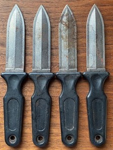 lot 257 image: Throwing Knives, 4