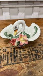 lot 524 image: Fitz and Floyd Swan Dish with Flowers