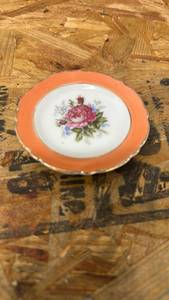 lot 525 image: Japanese Coral Rim Floral Plate
