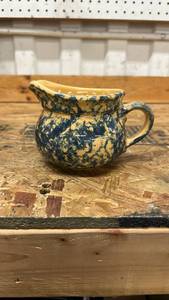 lot 534 image: Blue and Tan Spongeware Gravy Server