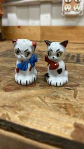 lot 543 image: Pico Japan Ceramic Cat Salt and Pepper Shakers 2 inches tall
