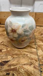 lot 549 image: Hand Painted Floral Ceramic Vase