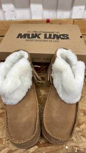 lot 550 image: Muk Luks Sheepskin Lined Moccasin Slippers size 9