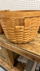 lot 561 image: Longaberger Round Gathering Basket 1993, no damage, wear from use