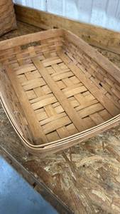 lot 563 image: Longaberger Handwoven Basket - Made in Dresden, Ohio, serving tray basket, no damage
