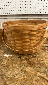 lot 564 image: Longaberger Round Basket - Dresden, Ohio,slight damage, see pics