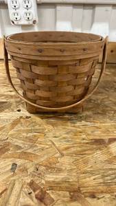 lot 570 image: 1992 Longaberger Handwoven Basket