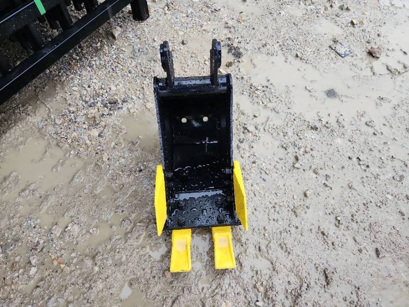 lot 11533 image: Unused Mini Excavator tooth bucket Fits 12-ton Excavator