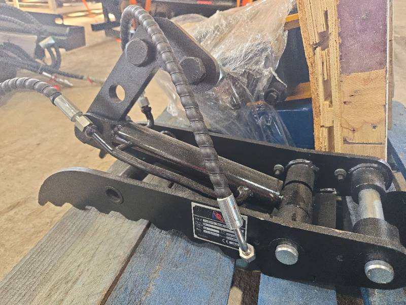 lot 9815 image: SDLanch Hydraulic Thumb Clamp  Mini Excavator Attachment (Model IRETC)