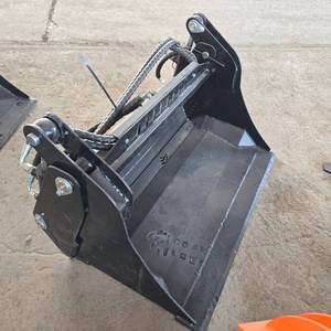 lot 7045G image: UNUSED MINI Skid Steer Captok CK-XH39F 4-in-1 Skid Steer Bucket