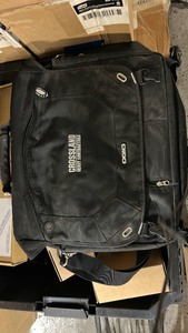 lot 354048 image: Ogio Crossland Heavy Contractors Messenger Bag