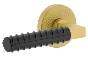 lot 354203 image: Viaggio Circolo Hammered Rosette Satin Brass Passage with Satin Black Contempo Rebar Lever - Retail $112