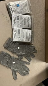 lot 354239 image: Commercial Kitchen-Butcher Manulatex WILCO stainless steel chainmail glove (Bundle Set of 5)