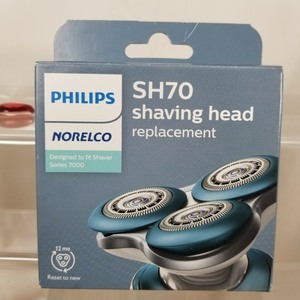 lot 3544083 image: Norelco SH7052 Series 7000 Dual Blade Replacement Shaver Head For S737084
