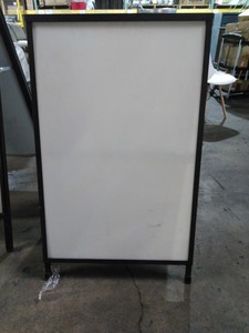 lot 3544111 image: 35x24 Metal Display Stand with removable branding White Board