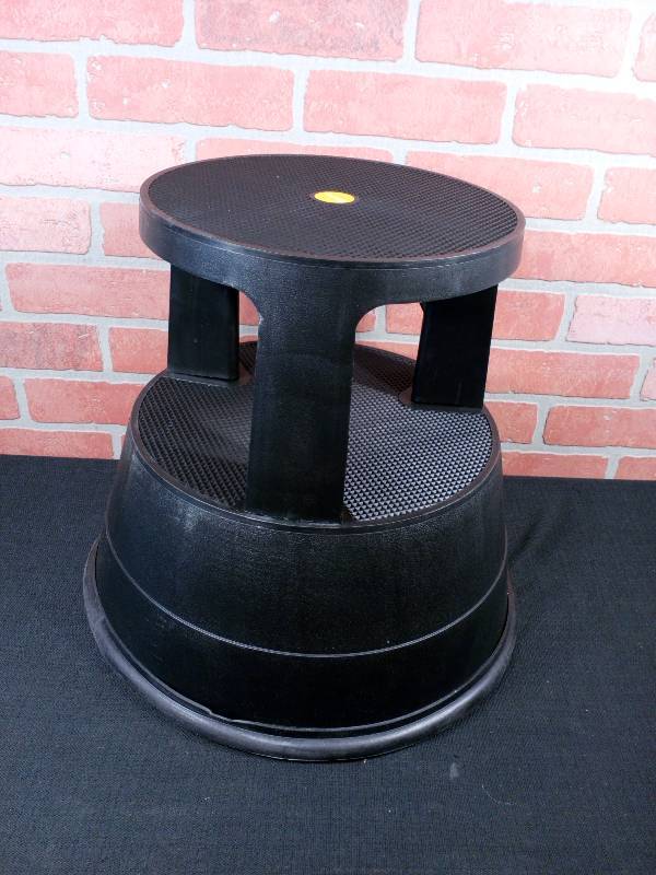 lot 4 image: Xtend & Climb Office Step Stool (Plastic)