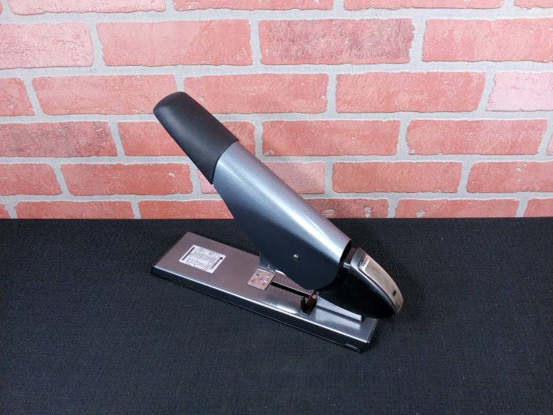lot 13 image: Universal Metal Heavy Duty Stapler - 200 Sheet Capacity