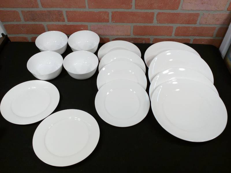lot 22 image: Dinnerware Lot