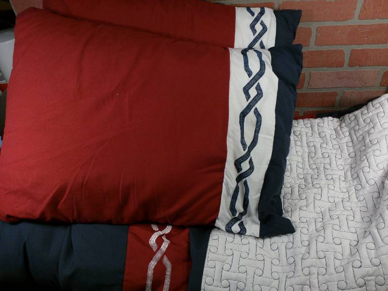 lot 23 image: Hallmart Collectibles Bedding Lot