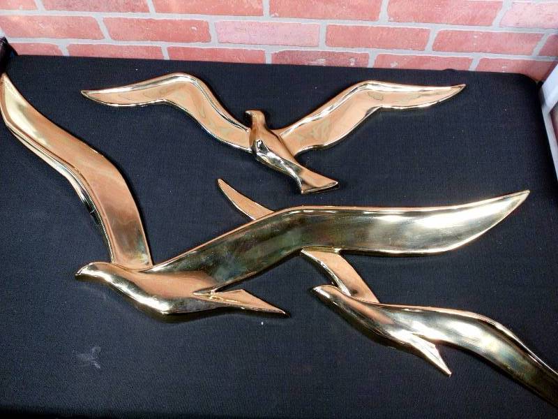 lot 30 image: Gold Wall Decor - Plastic Sea Gulls
