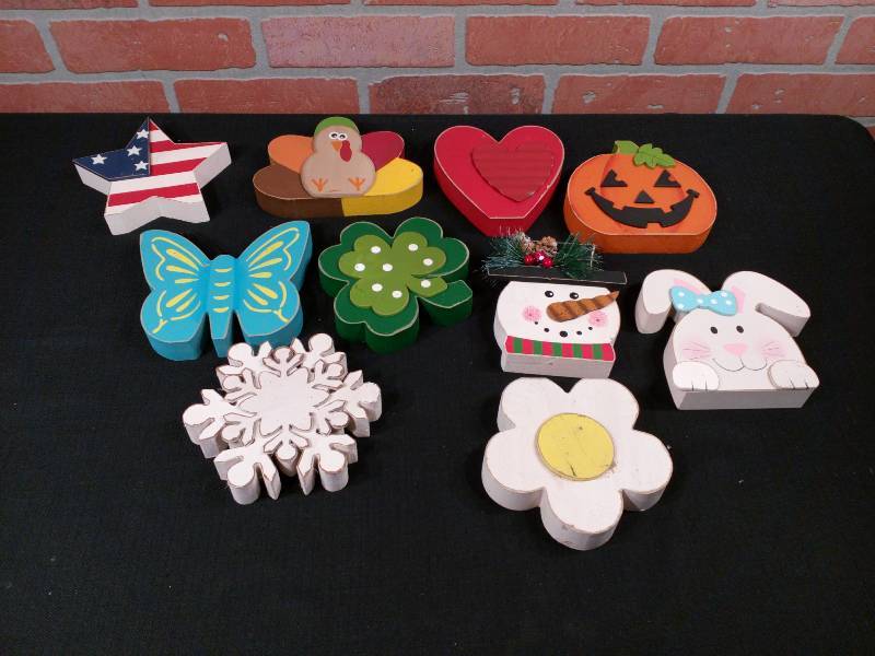 lot 66 image: Wood Block Seasonal Decor Set