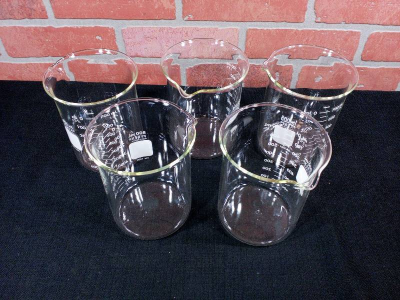 lot 71 image: Pyrex 1000-800 Brand Griffin Low Form Beaker Double-Scaled Graduated