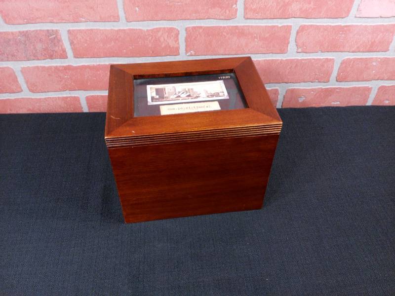 lot 72 image: Compositions Photo Memory Box Photo Holder