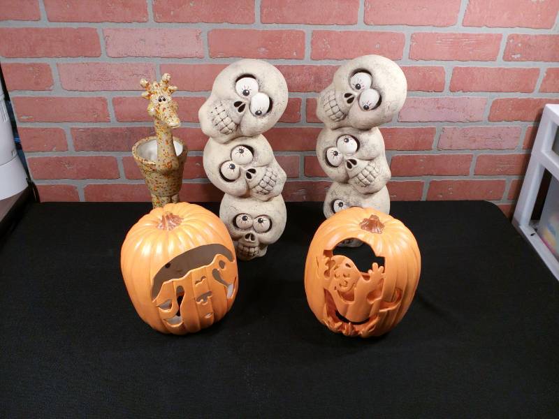 lot 103 image: Ceramic Fall Halloween Decor