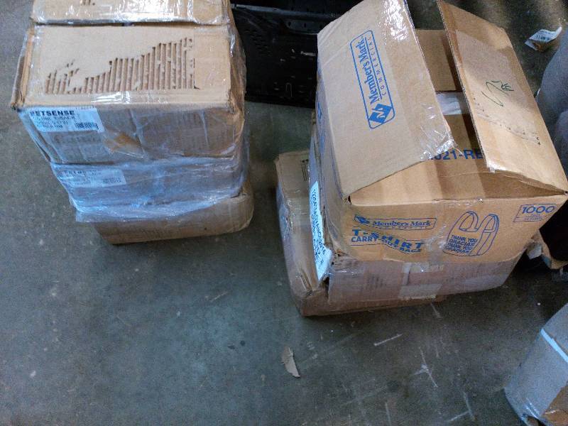 lot 141 image: Variety lot of T Shirt Bags w Logos